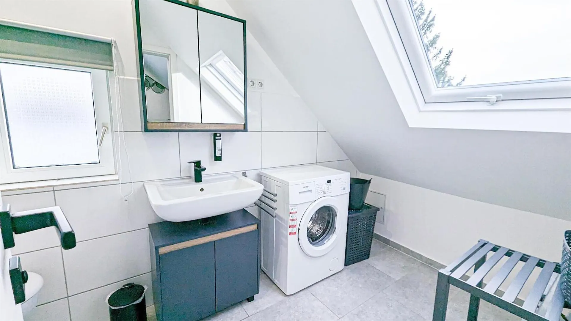 Alfa Stuttgart 3Br 5 Beds Netflix Inet Ebk Wasen Apartment Nahe Daimler L Bathroom L Kitchen L Wifi & Smarttv L 3 Zimmer 5 Betten L Kueche L Duschbad