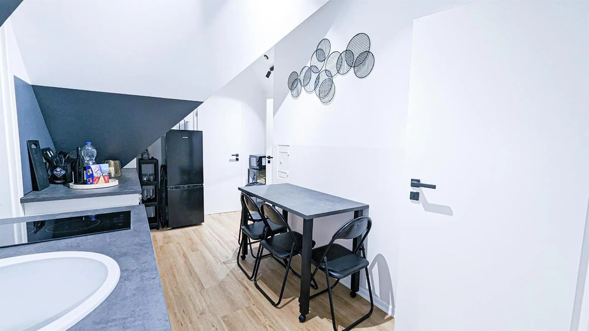 Alfa Stuttgart 3Br 5 Beds Netflix Inet Ebk Wasen Apartment Nahe Daimler L Bathroom L Kitchen L Wifi & Smarttv L 3 Zimmer 5 Betten L Kueche L Duschbad 0*,  Germany